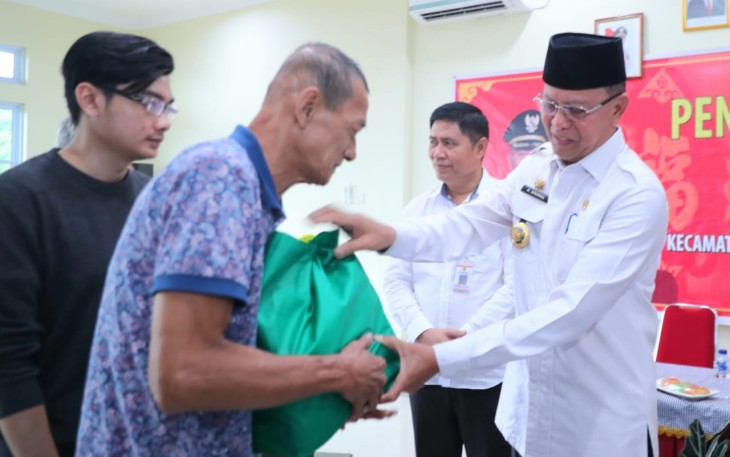 Walikota Tanjungpinang Serahkan Paket Sembako kepada RT dan RW