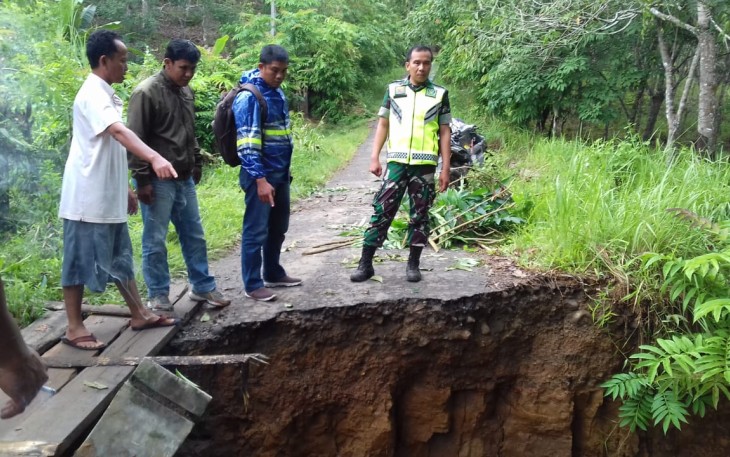 Pasca kejadian tampak jalan desa putus