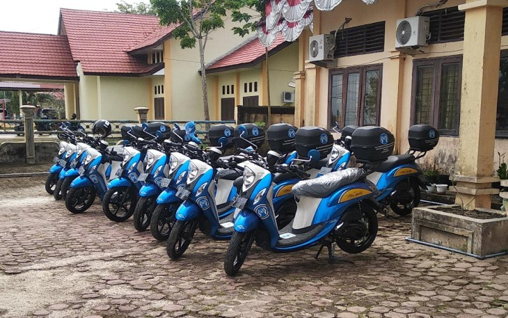 Belasan kendaraan roda dua saat hendak dibagikan kepada Petugas KB di 11 Kecamatan dihalaman Kantor Pemberdayaan Perempuan Perlindungan Anak Pengendalian Penduduk dan Keluarga Berencana Aceh Singkil.