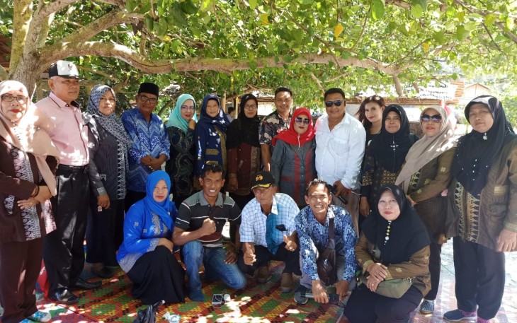 Kepala Sekolah bersama dengan Mantan K3S beserta Para Awak Media pada saat di Abadikan