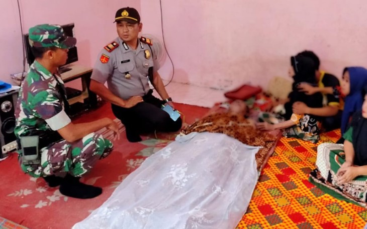 Kapolsek Bilah Hilir AKP Krisnat Indratno saat mendatangi rumah duka