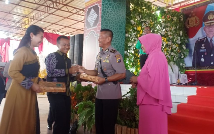 Dandim 0209/LB Beri Cindramata Kepada Waka Polres Labuhanbatu