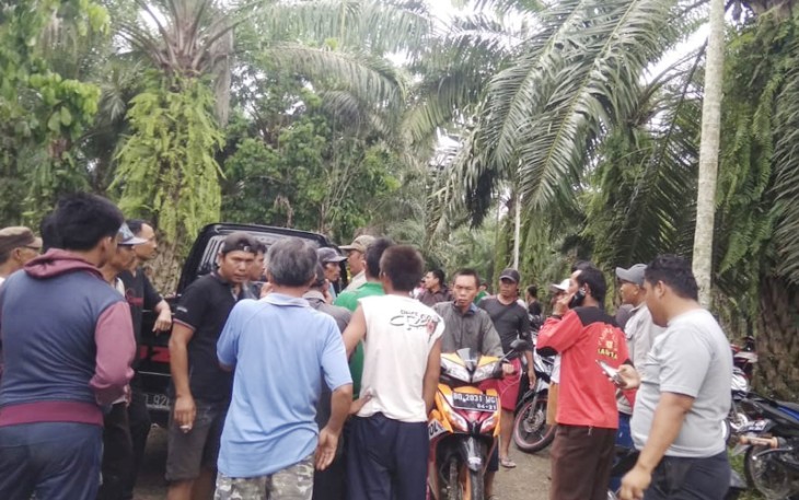 Warga sekitar ramai mendatangi lokasi dan ikut mencari para korban
