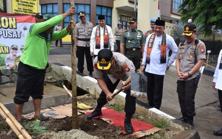 Kapolres Metro Jakarta Pusat saat tanam pohon