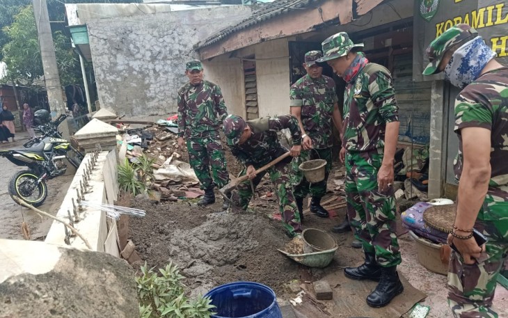 Personel TNI Perbaiki Rumah Warga di Kota Tangerang