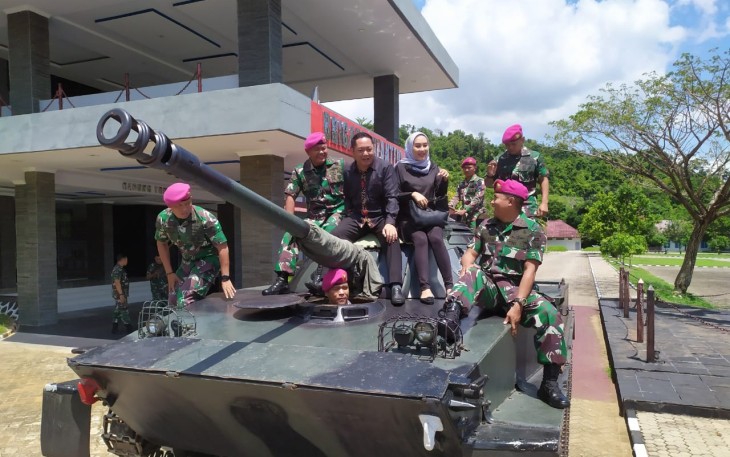 Rizky menaiki kendaraan tempur tank menuju lapangan tembak pistol Brigif 4 Marinir/BS.