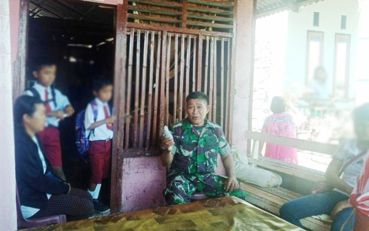 Babinsa Madidir Unet Serda Meidi Lahope saat melakukan mediasi perkara antara ibu dan anak