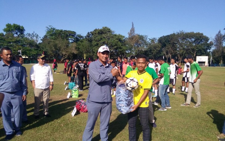 Susyam Widodo memberikan bola di awal pertandingan PSAD Versus PS Keluarga USU