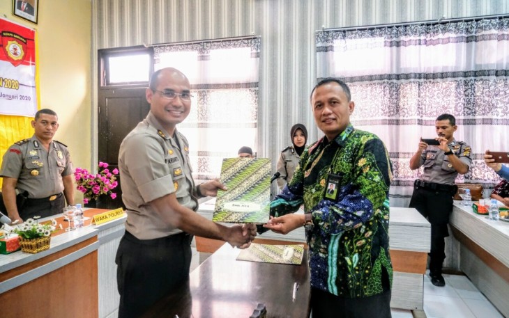 Penandatanganan kontrak kerja sama antara Polres Simeulue dengan sejumlah Instansi dan perusahaan yang menggunakan jasa Pam Obvit.