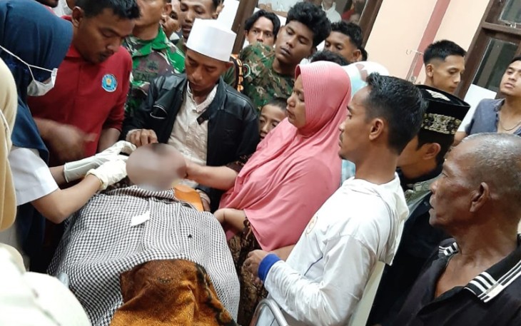Jasad Sang Kakek Penyelamat Cucu ketika Berada di Puskesmas Samalanga Usai Dilakukan Visum Et Repertum Medis.