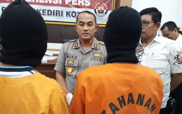 Kapolres Kota Kediri AKBP Miko Indrayana saat ekspos tersangka