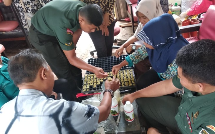 Babinsa dan Warga Laksanakan Ketahanan Pangan 