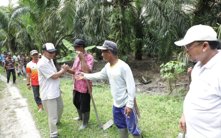 Aksi gotong royong memperbaiki ruas jalan penghubung Desa Lubuk Banjar menuju Desa Lubuk Palas dan Jln Perjuangan Lk. I kelurahan Binjai Serbangan Kecamatan Air Joman