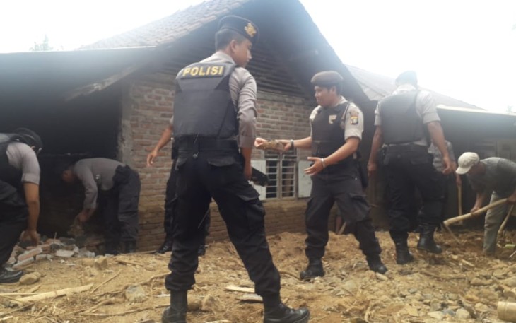Personel Gabungan Sat Sabhara Polres Tanggamus dan Polsek Semaka Bersihkan Rumah Warga