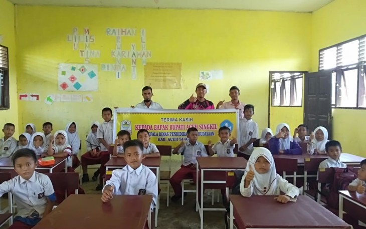 SD Suka Makmur Pulau Banyak Barat Aceh Singkil saat mendapat mobiler meja dan kursi untuk siswa belajar dari Dinas Pendidikan dan Kebudayaan setempat.