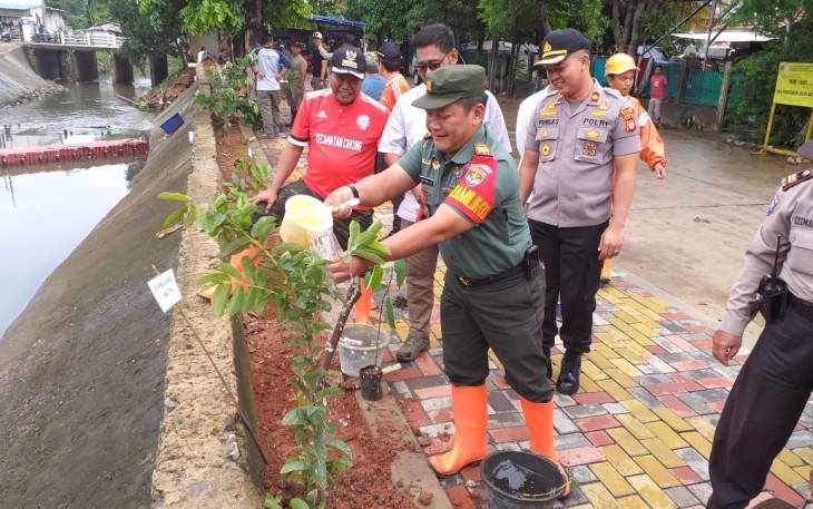 Muspika Cakung Tanam Pohon di Bantaran Kali 
