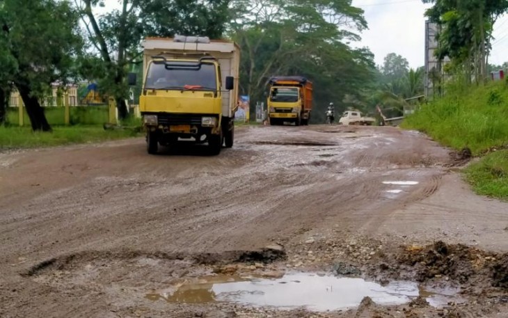 kondisi jalan rusak di depan Kantor Kelurahan Bajubang