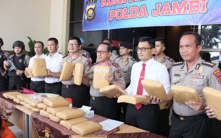 Polda Jambi saat ekspos Barang Bukti dan tersangka