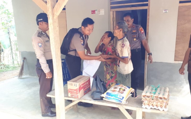 Polsek Ketahun saat memberikan bantuan berupa bahan pokok untuk Keluarga Sutino yang berdomisili di RT 02 RW 01 Desa Giri Kencana pada Kamis (14/11/2019) lalu.