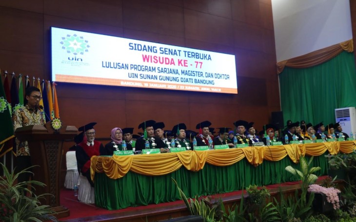 Staf khusus Presiden Republik Indonesia Aminuddin Ma'ruf sedang menyampaikan orasi ilmiah pada Wisuda ke-77 di gedung Anwar Musaddad Jl. A. H. Nasution No 105 Cipadung Cibiru Kota Bandung