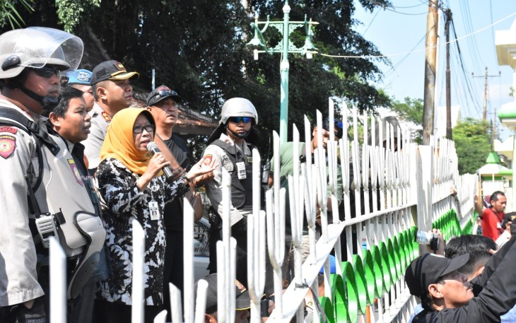 Bupati Tegal Umi Azizah saat menjumpai para pendemo