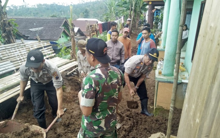 TNI-Polri Bantu Warga Bersihkan Material Tanah