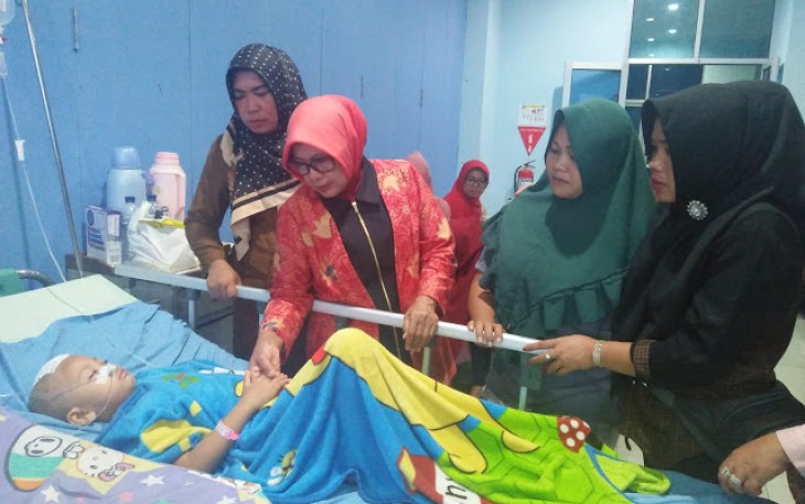 Ketua Tim Penggerak PKK Lamteng Kunjungi Masyarakatnya yang Sedang Sakit