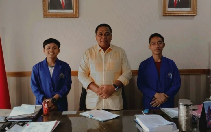 Mahasiswa Staisar saat bertemu Bupati Aceh Singkil Dulmursid diruang kerjanya.