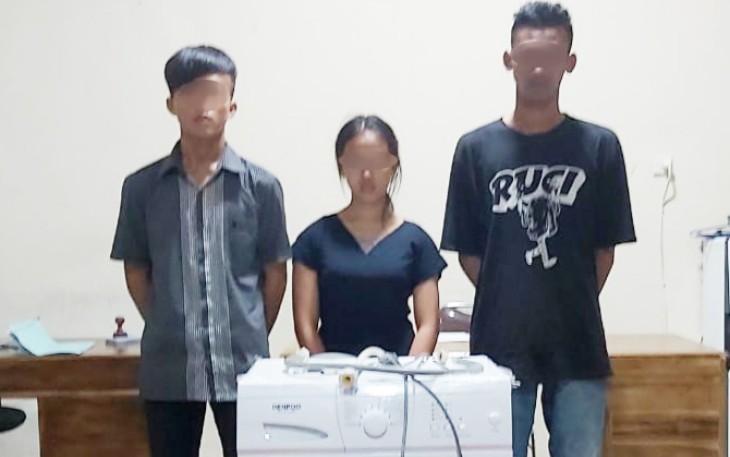Ketiga pelaku saat ditangkap beserta barang bukti