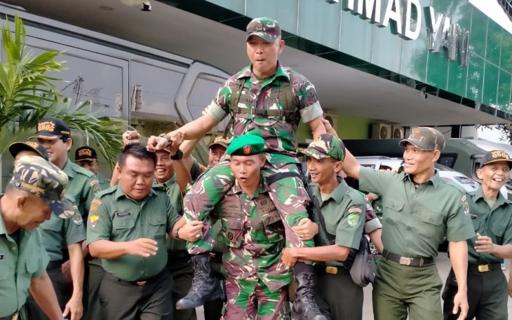 Danramil 02/Matraman Bersama Babinsa dan Mitra Jaya Antar Serda M. Nizam Tugas ke Papua