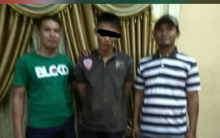 Tersangka (tengah) saat ditangkap