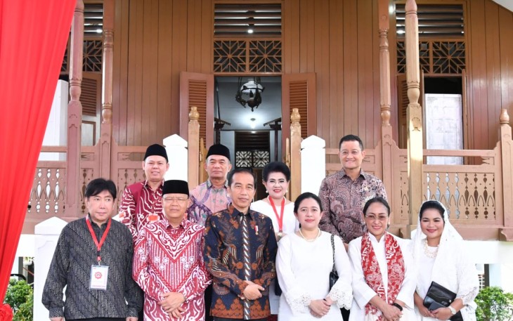 Presiden Jokowi bersama rombongannya didampingi Gubernur Bengkulu foto bersama di depan rumah Ibu Fatmawati