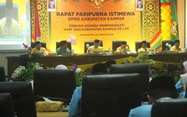 Ketua DPRD Kabupaten Kampar Muhammad Faisal ST didampingi Wakil Ketua DPRD Kabupaten Kampar Toni Hidayat Repol dan Fahmil SE memimpin jalannya Rapat Paripurna Istimewa dengan Agenda Memperingati Hari Jadi Kabupaten Kampar yang ke-70 Tahun 2020 Kamis (06/02/2020) di ruang rapat paripurna DPRD Kampar.