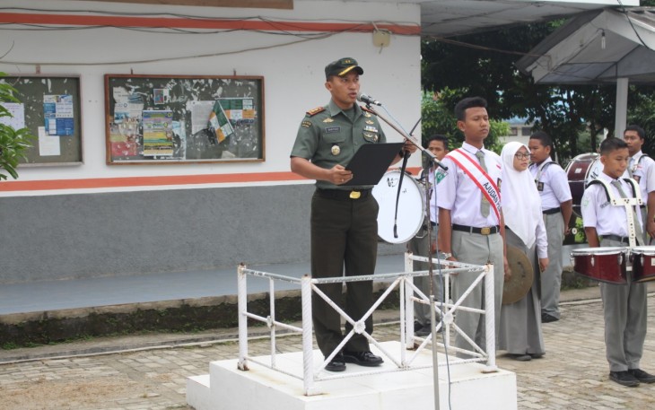 Dandim 0209/LB Letkol Inf Santoso saat menjadi Irup Upacara Bendera Merah Putih di SMAN 1 Rantau Utara