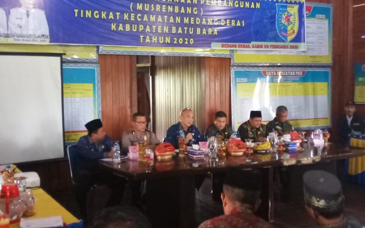 Bupati Batu Bara diwakilkan oleh Asisten II Sahala didampingi oleh Kepala Bappeda di acara Musrenbang Kecamatan Medan Deras.
