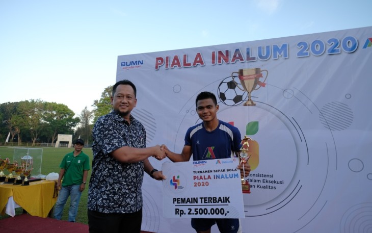 Direktur Eksekutif Sumber Daya Manusia PT INALUM (Persero) Ismadi YS Jenal memberikan hadiah kepada pemain terbaik.