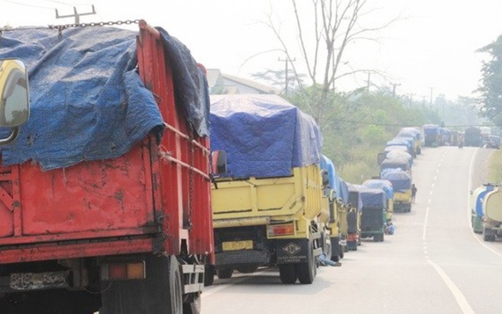 Truk pengangkut batu bara di Jambi