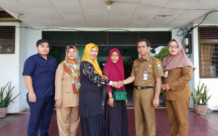 Hj. Nur Asiyah saat mengantar anak putus sekolah mewakili suaminya