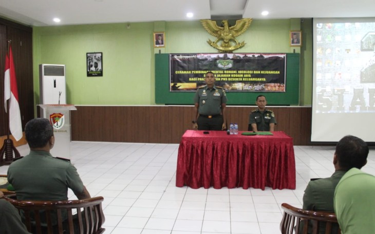 Keluarga Besar Kodim 0503/Jakarta Barat Mendengarkan Ceramah