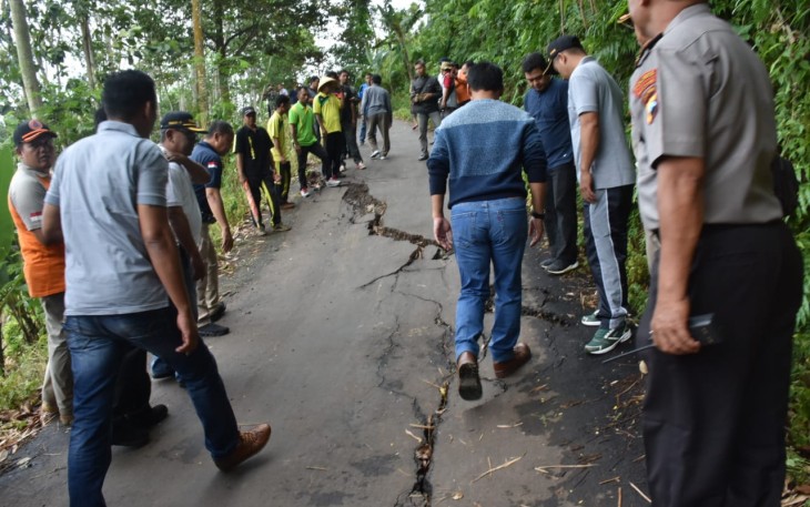 Bupati Batang Tinjau Penurunan Struktur Tanah di Desa Jolosekti 