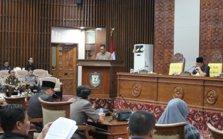Wakil Gubernur saat membacakan jawaban Gubernur Bengkulu