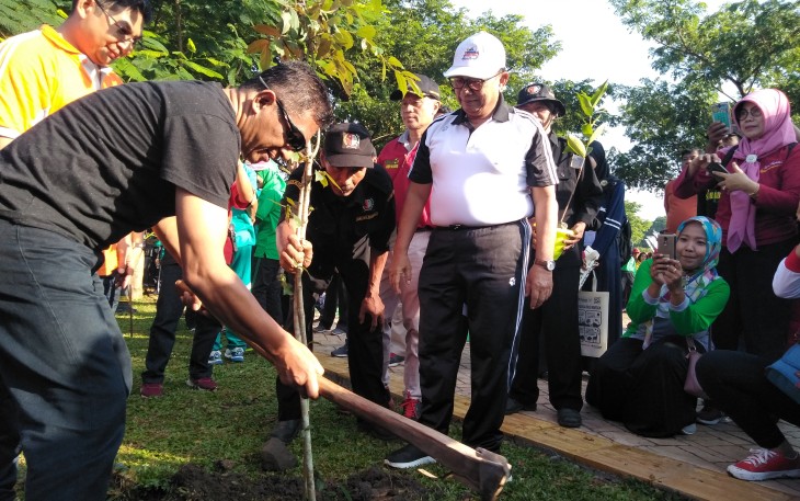 Bupati Blitar Rijanto (pakai topi putih) menyaksikan Wakil Bupati Blitar Marhaenis Urip Widodo menanam pohon 