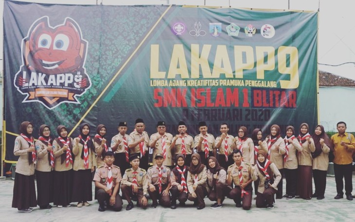 Plt Walikota Blitar Santoso (tengah) foto bersama panitia LAKAPP 9