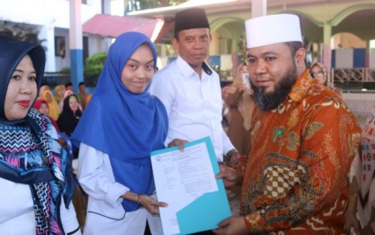 Wali Kota Bengkulu Helmi Hasan Serahkan Surat Perintah Tugas Kepada Pegawai Tidak Tetap di Lingkungan Dinas Pendidikan Kota Bengkulu 