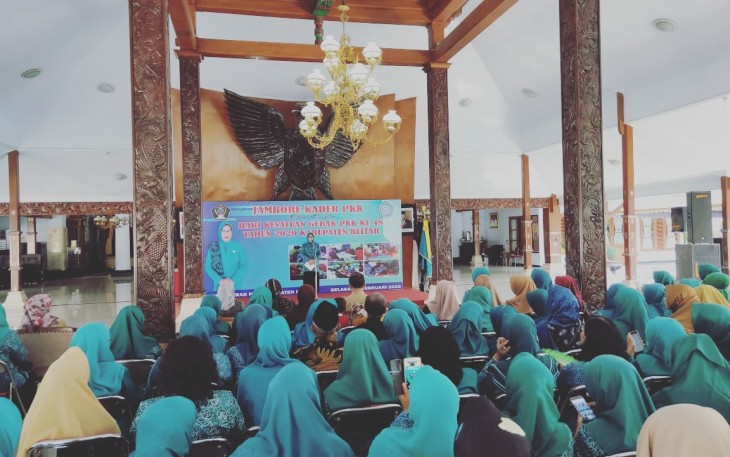 Ketua TP PKK Kabupaten Blitar Hj. Ninik Rijanto saat memberikan sambutan 