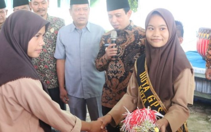 Sinarti Siswi Yatim Piatu Kelas VIII F SMPN 6 Kota Bengkulu Yang Menerima Sepeda Dari Program Gerakan Peduli Siswa 