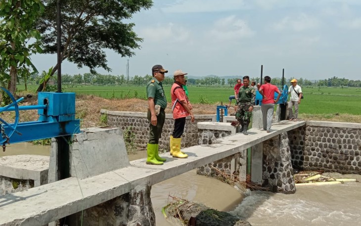 Danramil Cawas Cek Dam Blabor Antisipasi Banjir dan Tanggul Jebol