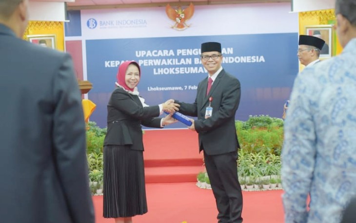 Deputi Gubernur Bank Indonesia Rosmaya Hadi (kiri) saat melakukan pengukuhan Kepala KPw BI Lhokseumawe Jumat (7/2)