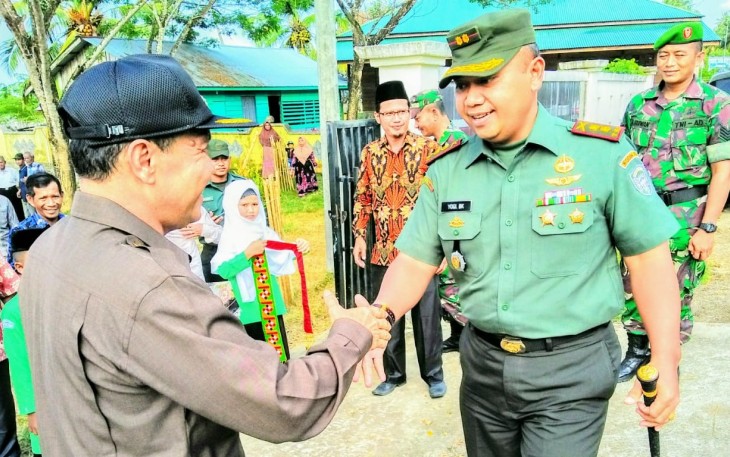 Dandim 0115/Simeulue Letkol Inf. Yogi Bahtiar S. Kom MBA disambut oleh Camat Teupah Barat Misrahudin SE.
