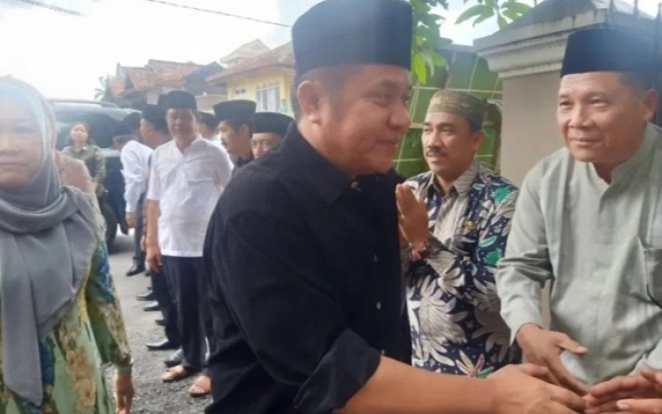 Gubernur Sumatera Selatan H.Herman Deru saat melayat ke rumah duka